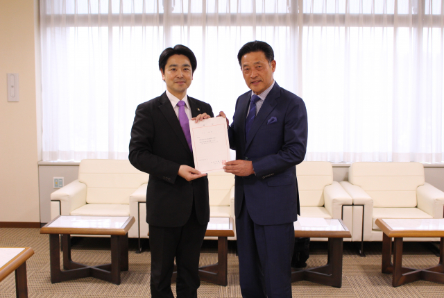 みよし市長小山祐氏と学長石川清