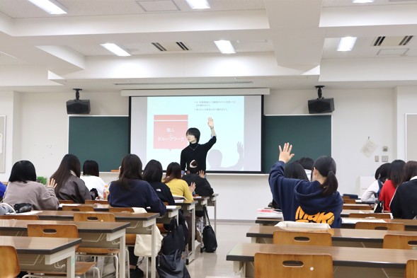 現職栄養教諭（本学卒業生）による講演