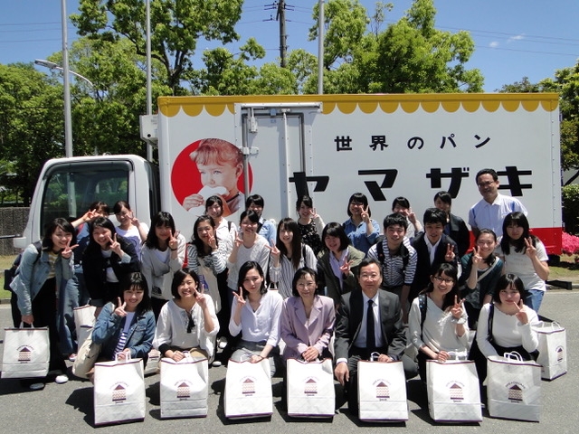 山崎製パンの配送トラックをバックに記念写真です。
