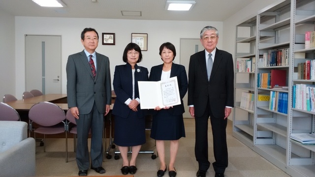 西堀副学長、魚住事務局長、寺嶋学部長とともに記念撮影