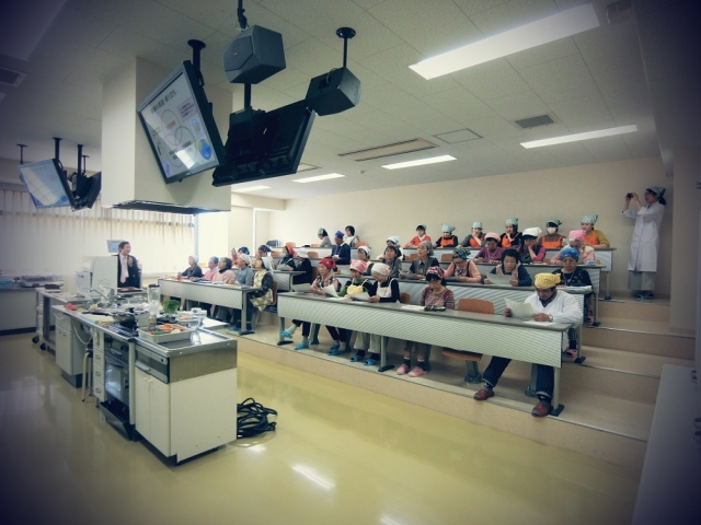 寺嶋先生の講義! 皆さん、熱心にメモをとっていました。