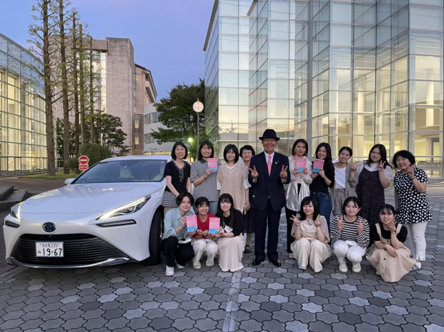 一泉知由先生と東海学園大学教員・学生達との記念撮影