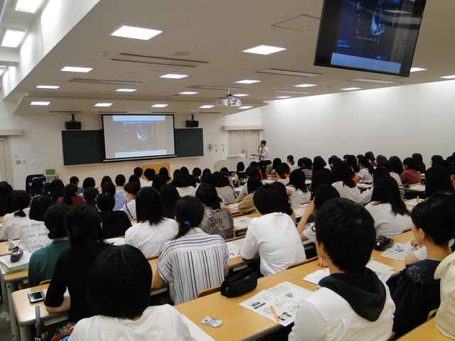 長井教授の講義風景です。土曜日でも全員ちゃんと出席します。