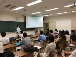 学生からの質問に答える司書