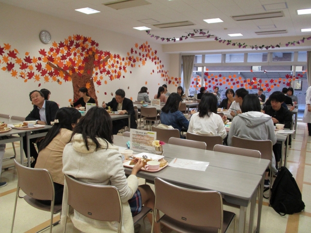 食堂内を晩秋の紅葉の森をイメージした飾りつけ