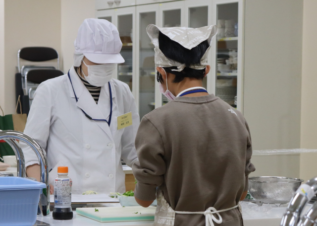 学生がサポートしている様子