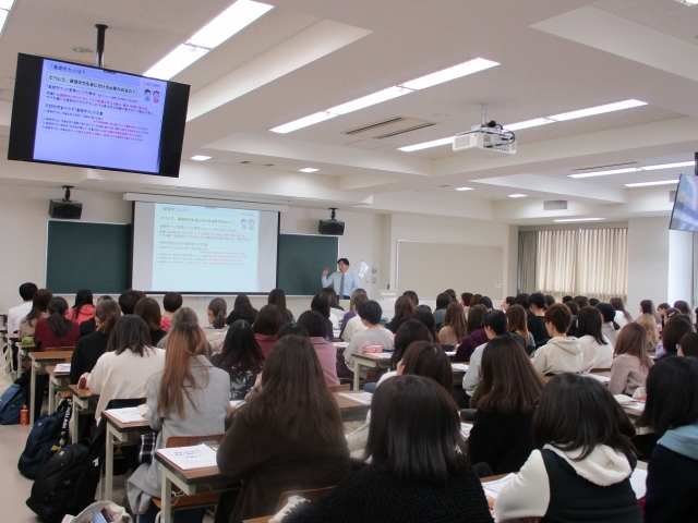 基礎学力とは何か?の説明
講座を熱心に受講している1年生