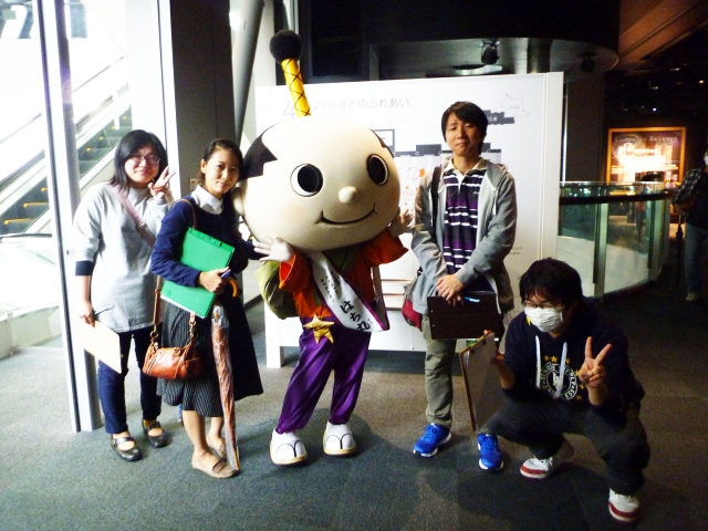 名古屋市マスコットキャラクター「はち丸」君と
記念撮影。左から二人目が小野先生。
