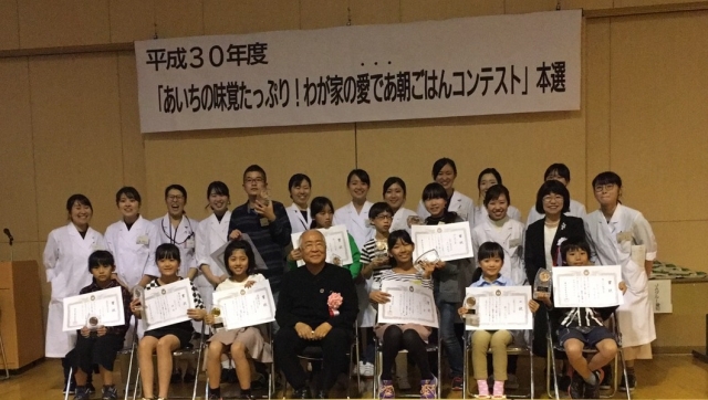 出場した子ども達、学生達、スタッフと服部幸應先生の記念写真