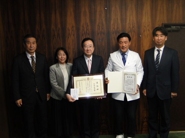 学長室にて、石川学長、西淵、伊藤副学長、中出学部長とともに