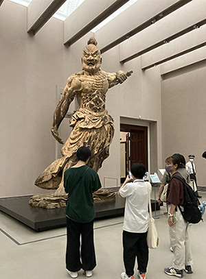 金峯山寺仁王門の金剛力士立像。