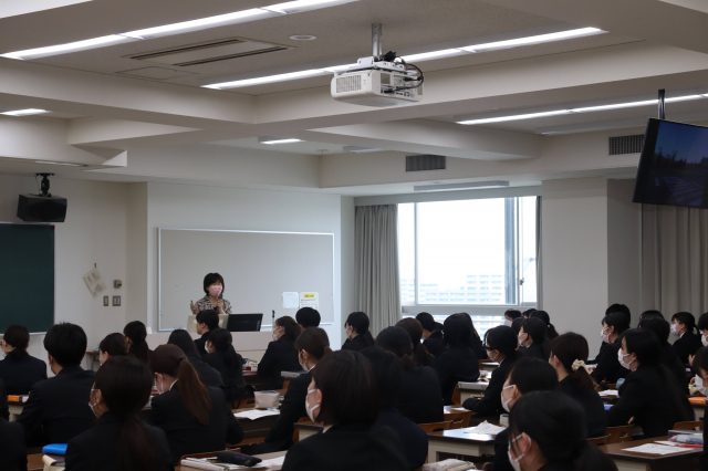 熱心に講演を聞く学生