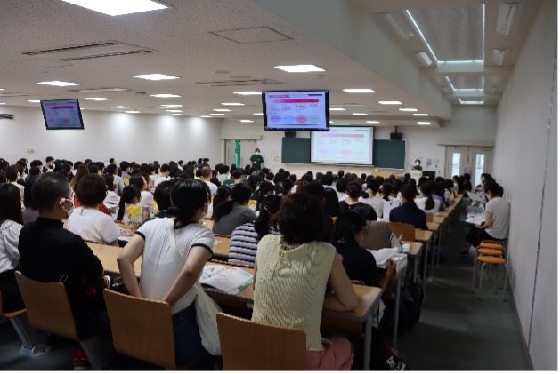 健康栄養学部　学びの紹介の様子