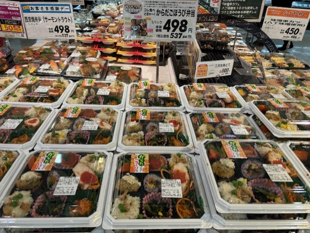 店頭に並べられた「コレ食べときゃ～！からだごほうび弁当」