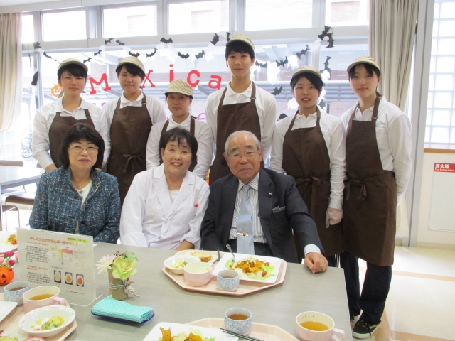 松原学長、西堀副学長、教員、管理栄養士役の学生達