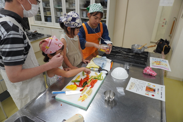 野菜ピクルス作りでの学生サポート