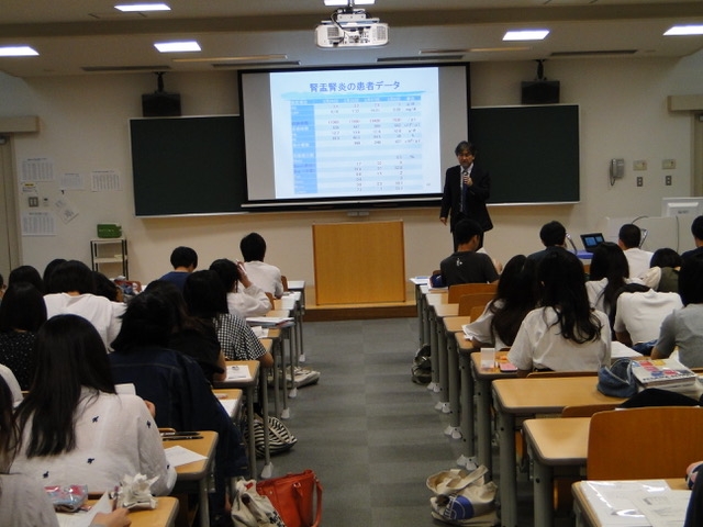 NST(栄養サポートチーム)での検査値について講義する長井教授