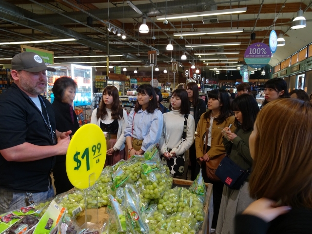 マネージャーから野菜の産地や仕事の内容について説明を受けました。
（Whole Foods）。2018.03.02
