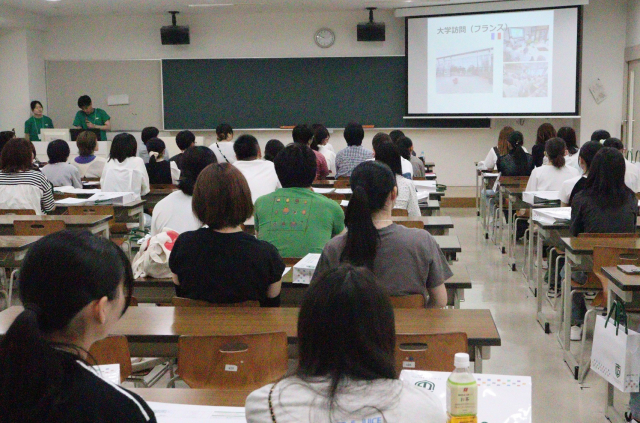 学生サポーターによる説明