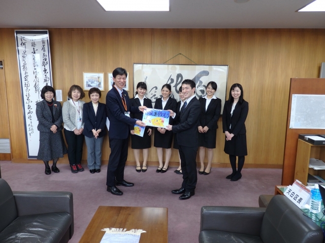 学生が天白区長へ贈呈しました。