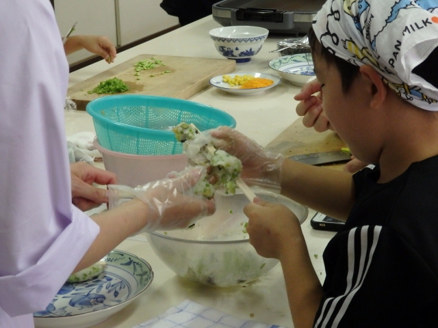 五平餅の作り方を教えています。成形は難しい作業です・・・。