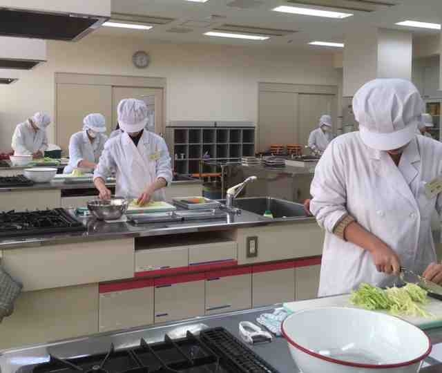 8人一斉に、制限時間内にキャベツ、だいこん、にんじん、きゅうりを指定の切り方で切って審査をうけている風景
