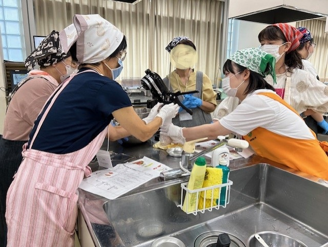 協力してソーセージ作りに奮闘中
