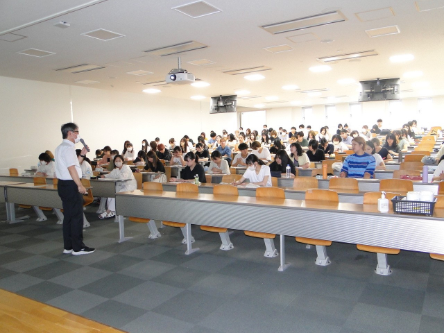 長井教授の講義風景です。土曜日でも全員ちゃんと出席します。とうがく生は、大変熱心です。