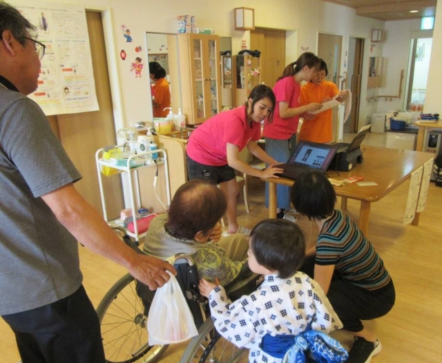 脚の筋力とバランス測定をする学生
利用者様に付き添うご家族との一体感が印象的 !!