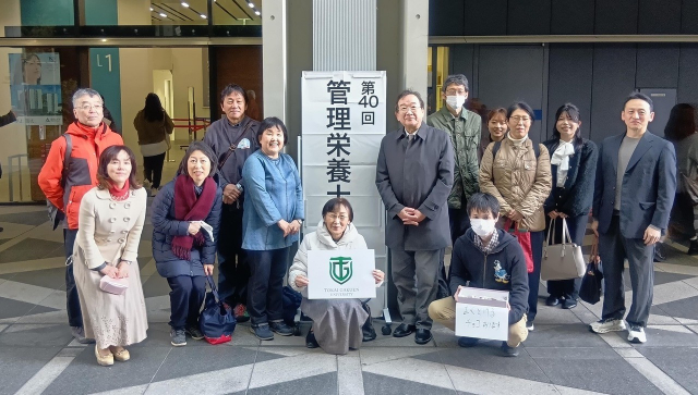 受験生を試験会場に見送り、安堵している健康栄養学部 教員一同