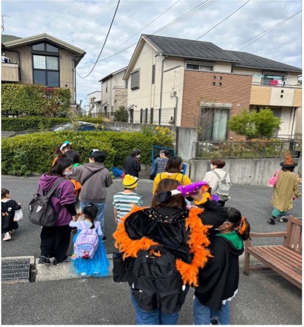 子ども達と一緒にハロウィンに参加