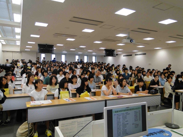 学科紹介では、約20名の教職員の自己紹介と山本学部長の学科説明が行なわれました。午前約230名（満員御礼）、午後100名の参加者がありました。