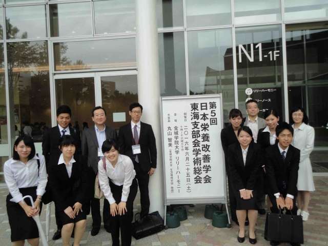 学術総会会場前で