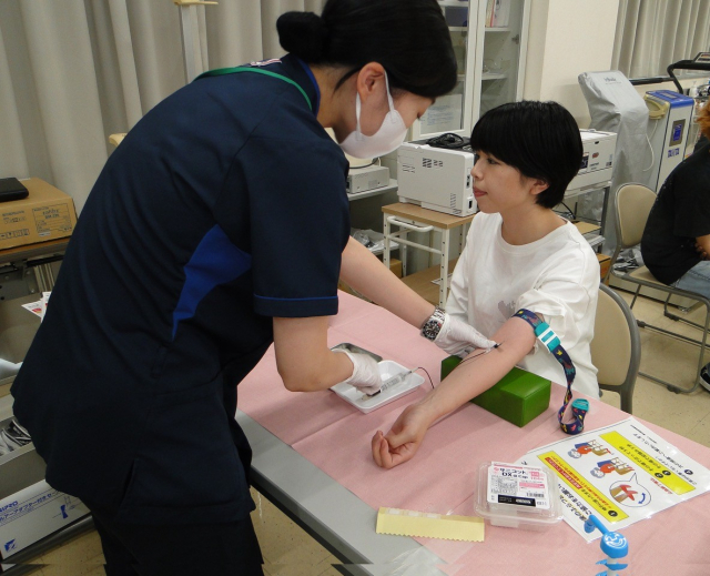 落ち着いて採血を受けます