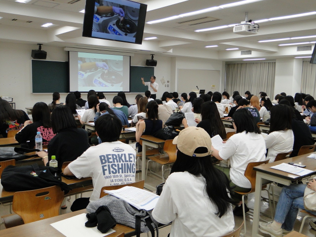 ① 長井教授の講義風景。みんな大変熱心で、土曜日でも出席します。