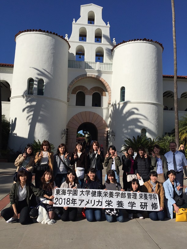 青い空と白い建物のコントラストがすばらしいSDSUキャンパスでMahar先生と記念写真。
3年生お疲れ様・・・
2018.03.01
