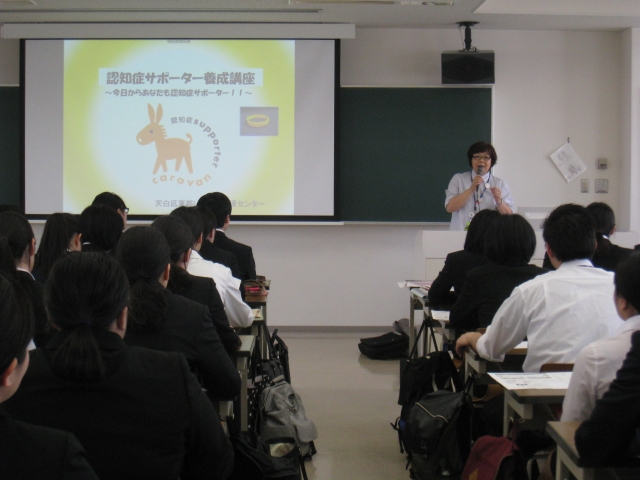 山田先生の講義を熱心に聴く学生達