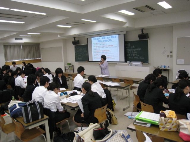 徳永佐枝子先生の特別講義を真剣に学ぶ学生たちの様子