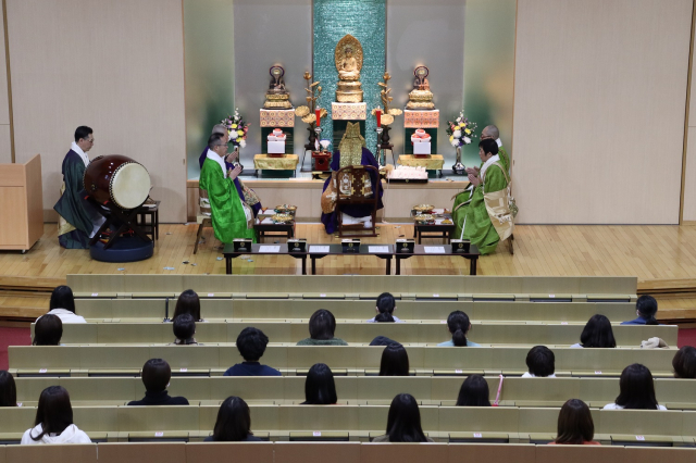 合格祈願法要をご導師様6名で行って頂きました。東海学園大学ならではの圧巻の合格祈願法要です!! 一生心に残ります。