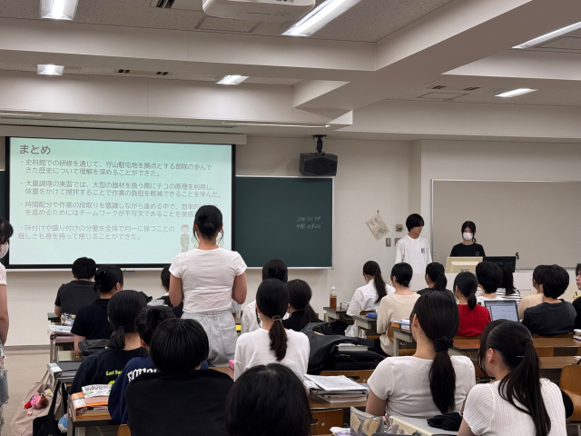 発表を受けて立ち上がり質問する学生