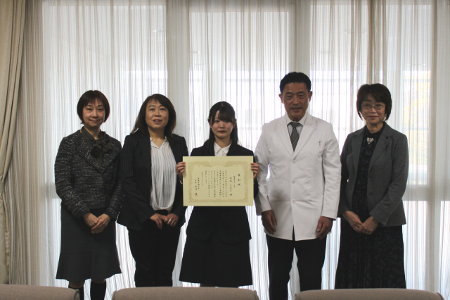 （左から）高瀬先生・青谷学部長・足立さん・石川学長・出川先生