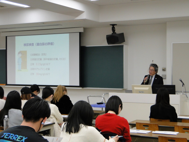 熱心に講義をする椎名浩昭教授