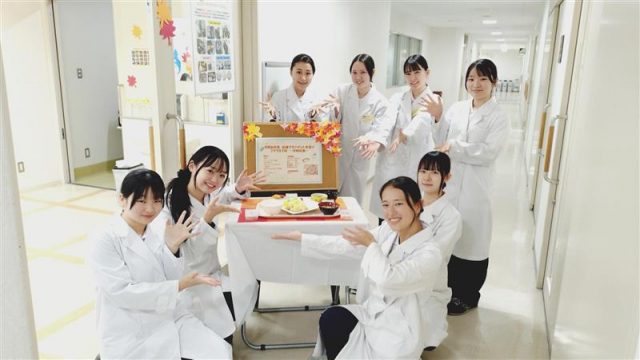 管理栄養士役をした学生たち