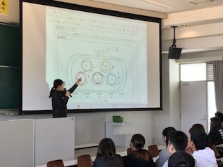 1年生に競技祭について説明をする実行委員の3年生