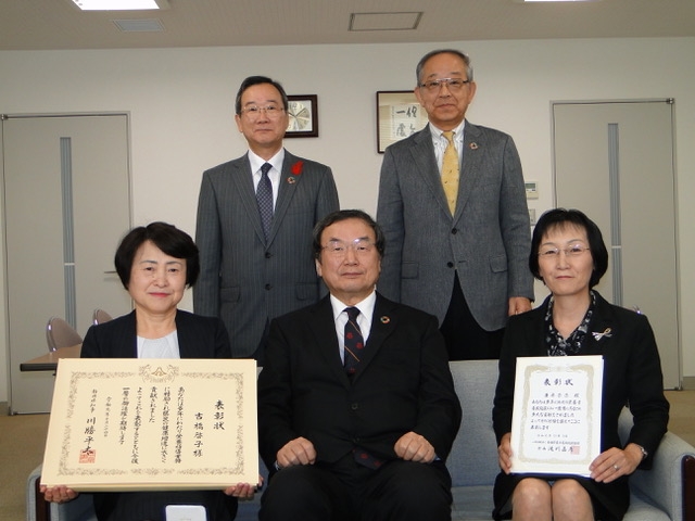 副学長（前列中央）、事務局長（後列右）、健康栄養学部長（後列左）、
静岡県県知事賞を受賞した古橋先生（前列左）と一緒に記念撮影