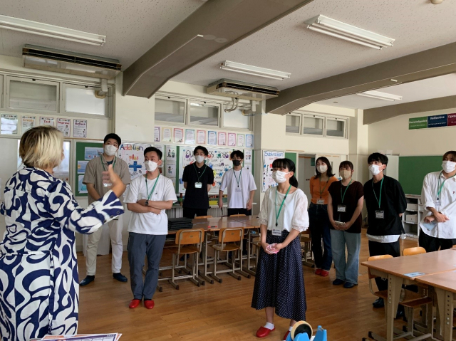 Catherine Halliday先生から各学年の説明を受ける学生。学生は積極的に質問していました。
