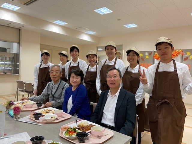 管理栄養学科教員、管理栄養士役の学生達