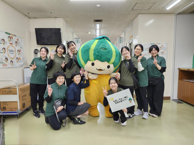 かぼっちの着ぐるみに学生が入ってみんなで全体写真