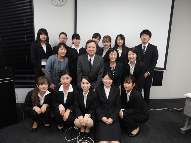 寺嶋学部長と中出先生、兼平先生と学生