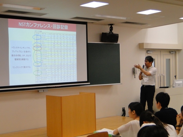 NST（栄養サポートチーム）での検査値について講義する長井教授